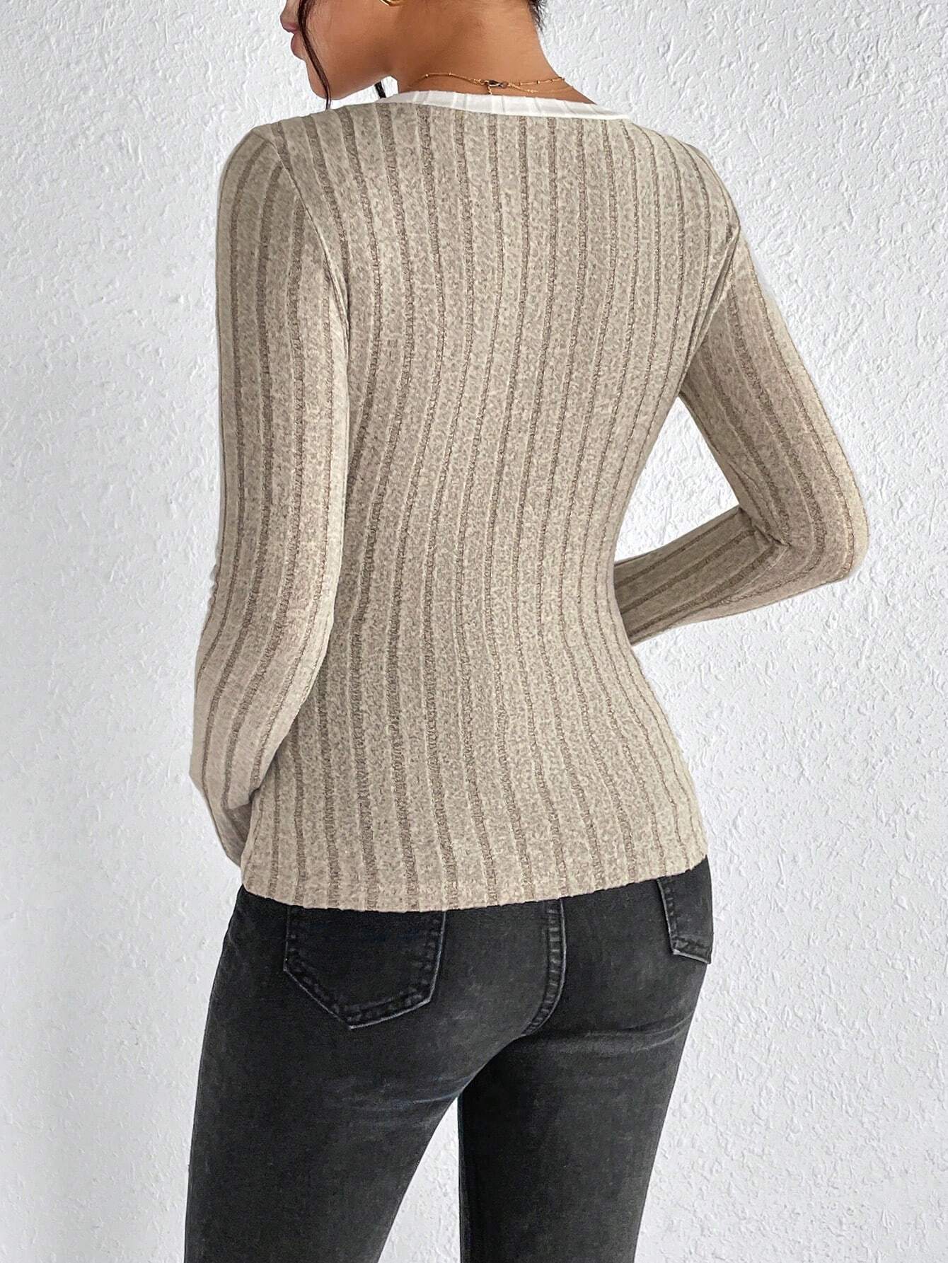 SHEIN Frenchy Contrast Trim V Neck Tee