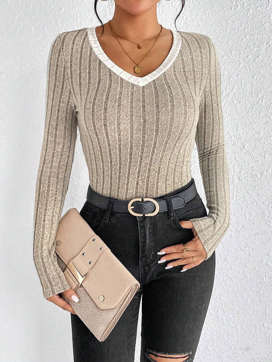 SHEIN Frenchy Contrast Trim V Neck Tee